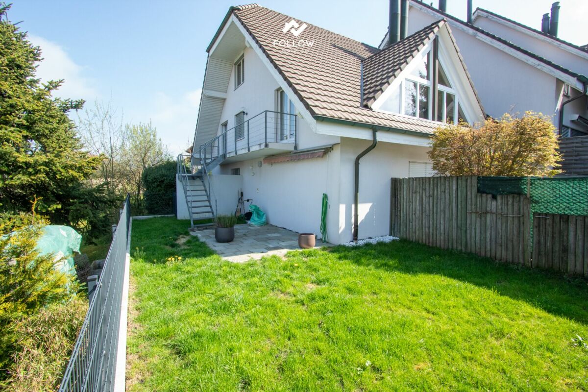 Außenansicht eines Einfamilienhauses mit Garten