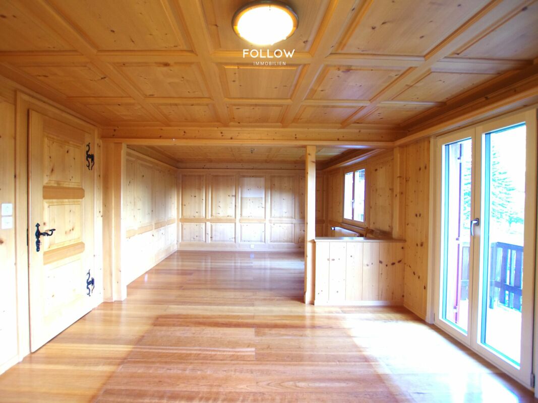 Heller Holzraum mit Galeriecharakter