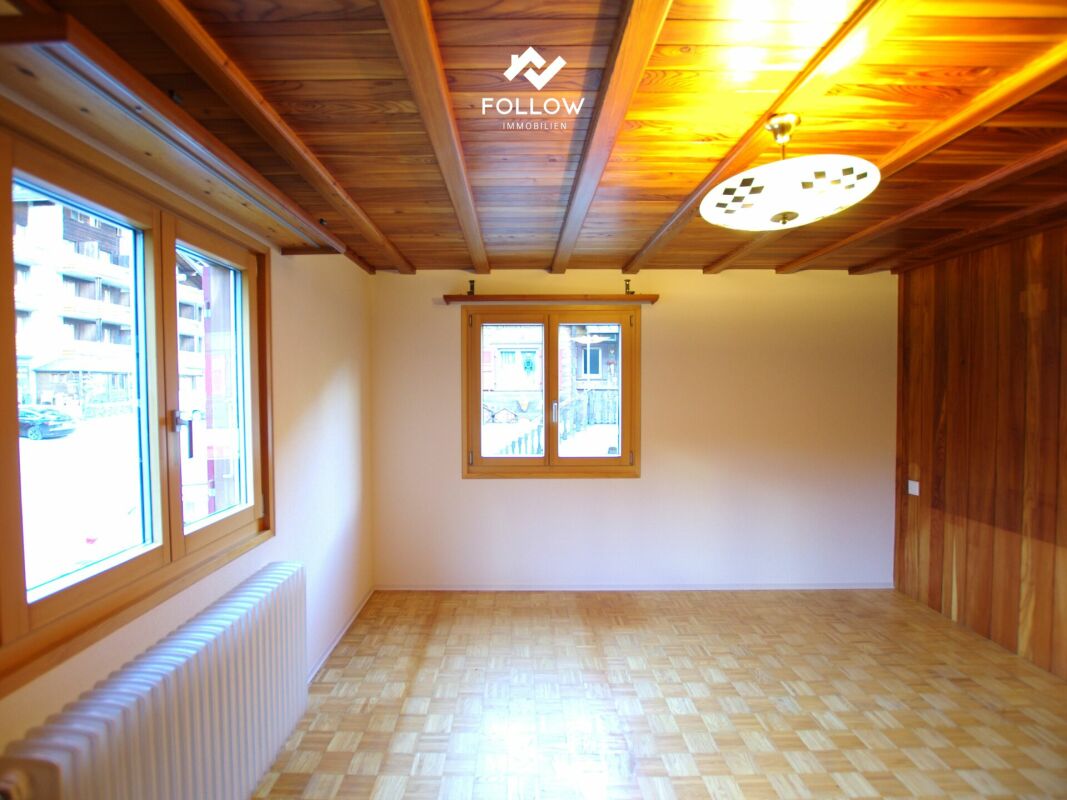 Leerer Wohnraum mit Holzdecke