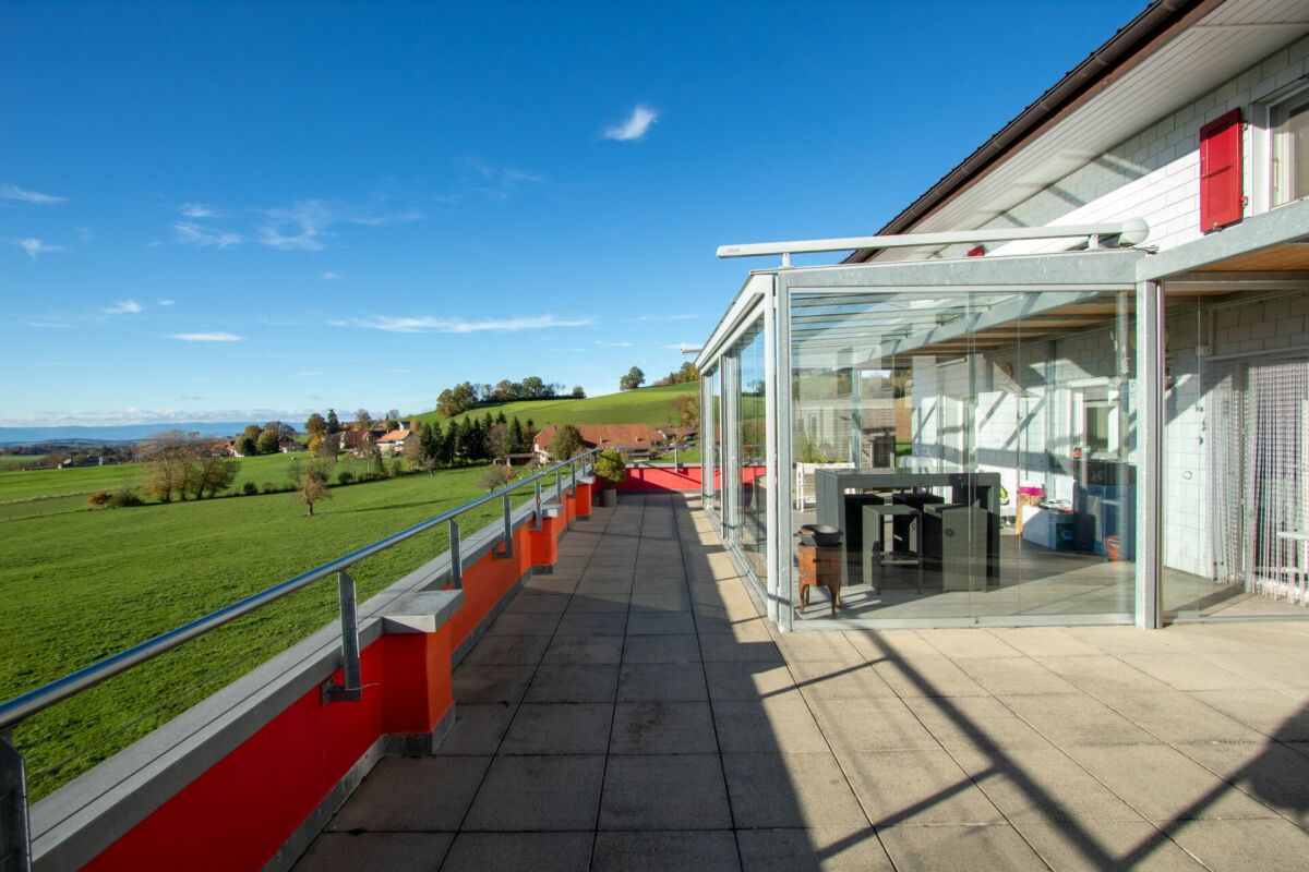 Terrasse mit Wintergarten und weitem Landschaftsblick