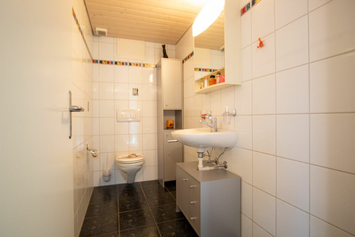 Kleines Badezimmer mit WC und Waschtisch