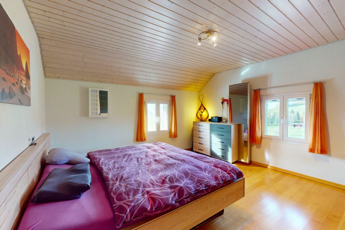 Helles Schlafzimmer mit Holzdecke