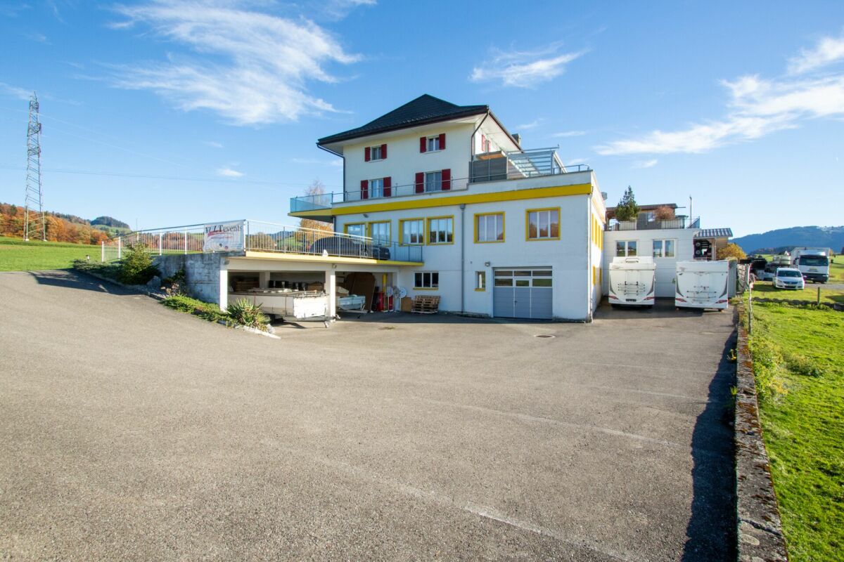 Großes Wohnhaus mit Zufahrt und Terrassen