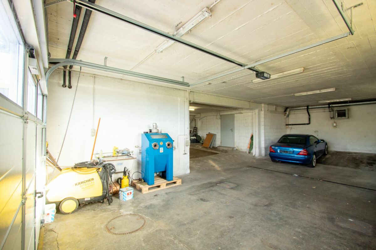 Garage mit Fahrzeug und Werkstattausstattung