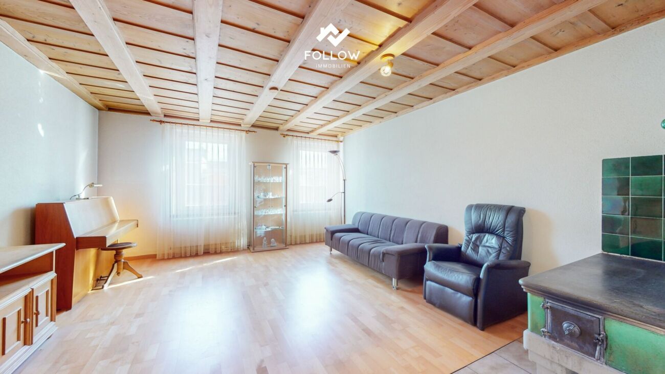 Helles Wohnzimmer mit Holzbalkendecke