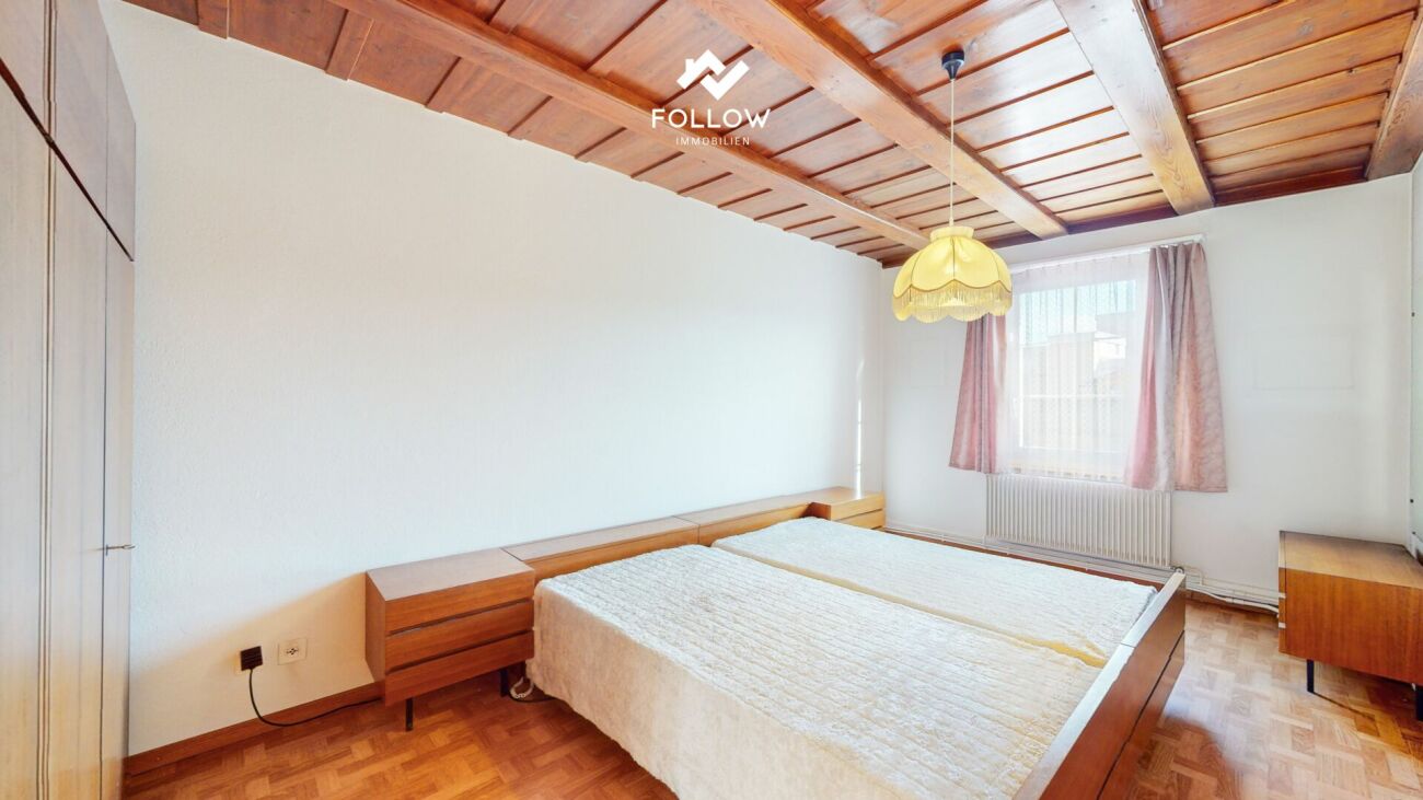 Schlafzimmer mit Holzdecke