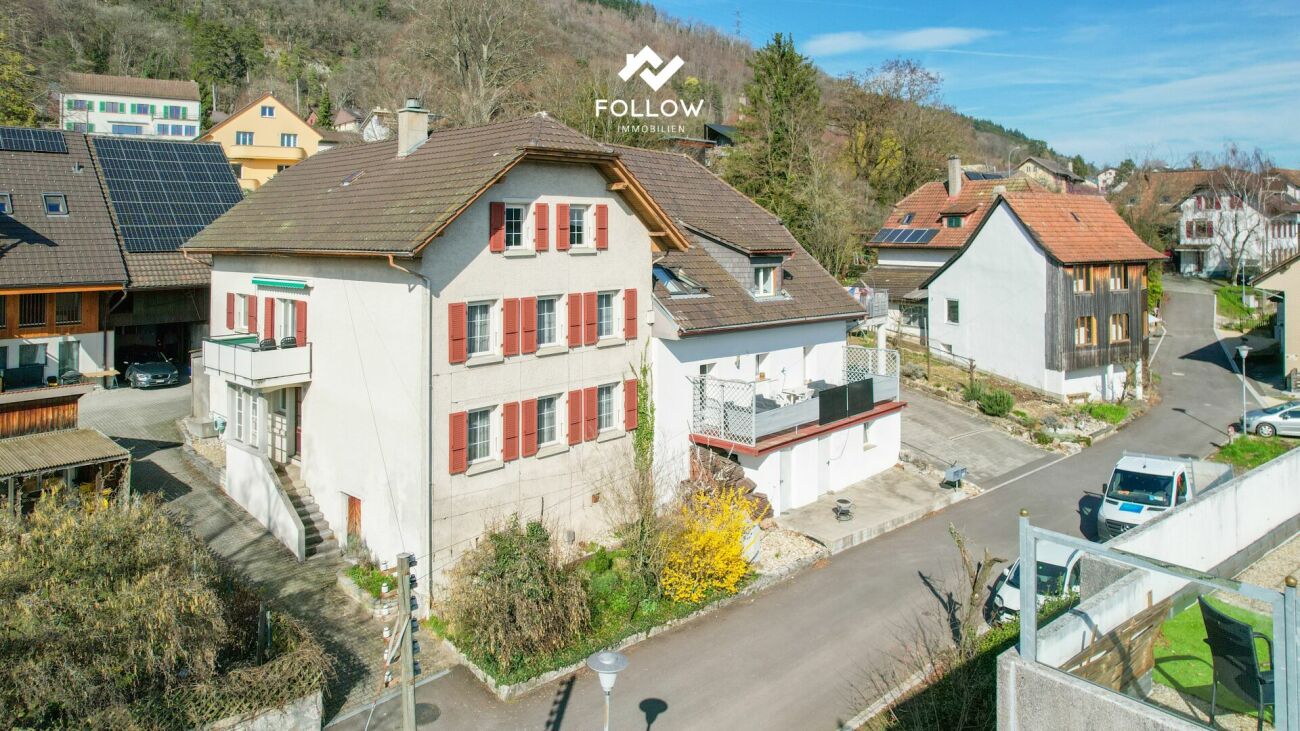 Außenansicht eines Wohnhauses in hügeliger Wohnlage