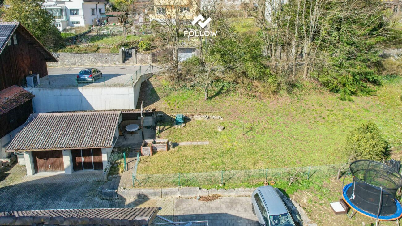 Gartenansicht mit Garage und Außenflächen