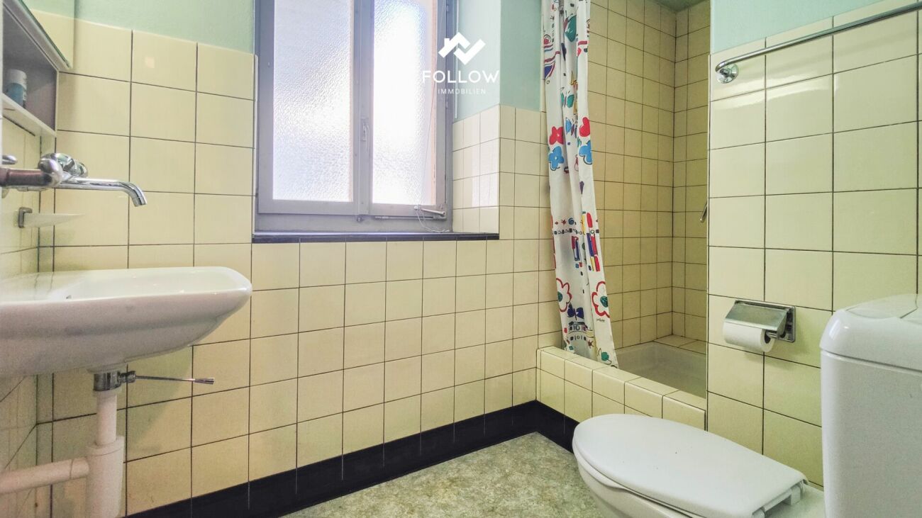 Badezimmer mit Badewanne und Fenster