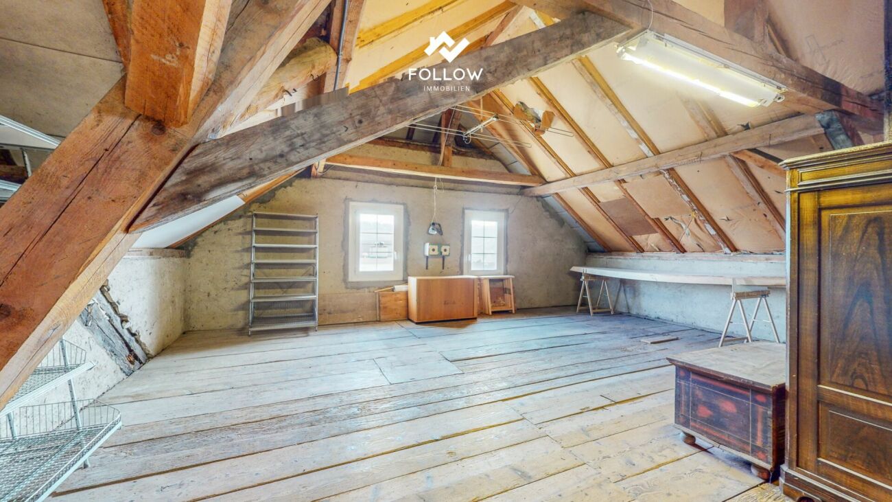 Ausgebauter Dachboden mit sichtbaren Holzbalken