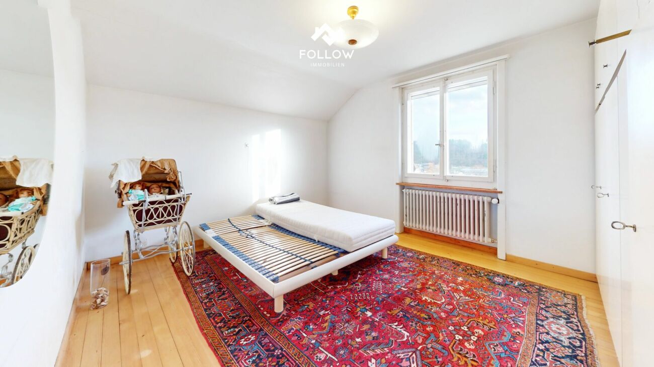 Helles Schlafzimmer mit Einzelbett und Teppich