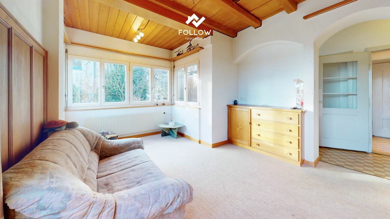Helles Wohnzimmer mit Holzdecke