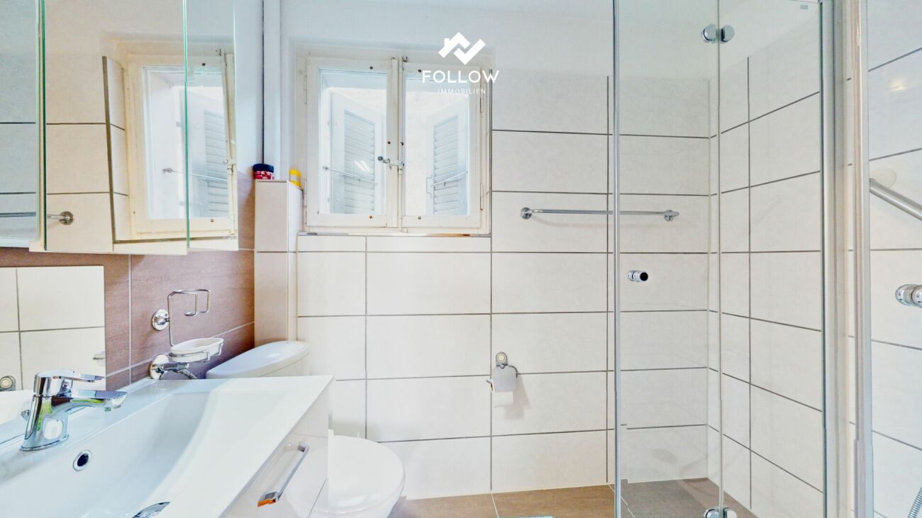 Modernes Badezimmer mit Dusche und Fenster