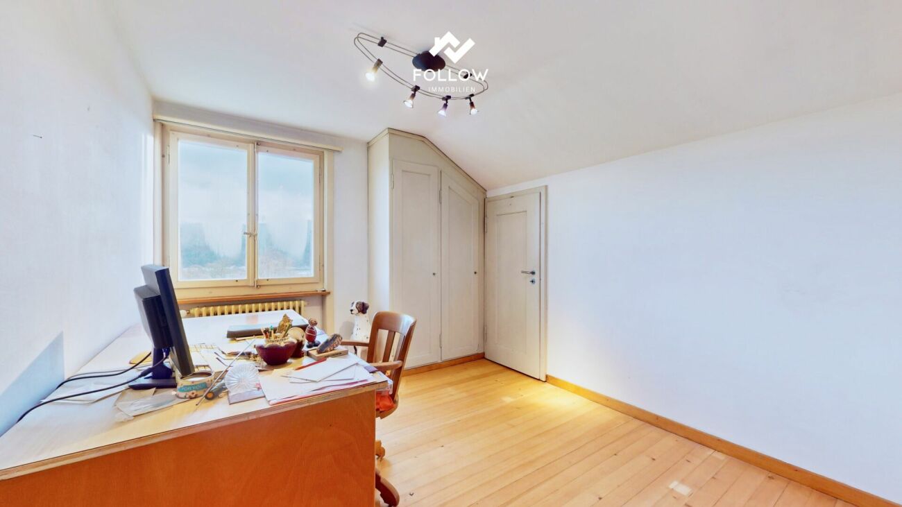 Helles Arbeitszimmer mit Dachschräge