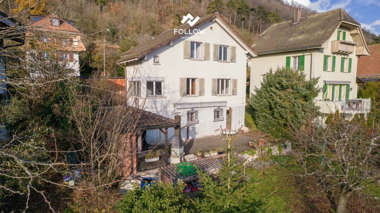 Wohnhaus mit Gartenhang und Nachbargebäuden