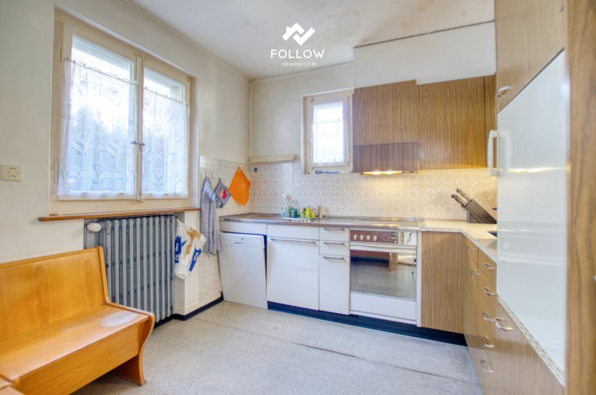 Kleine ältere Küche mit Sitzbank