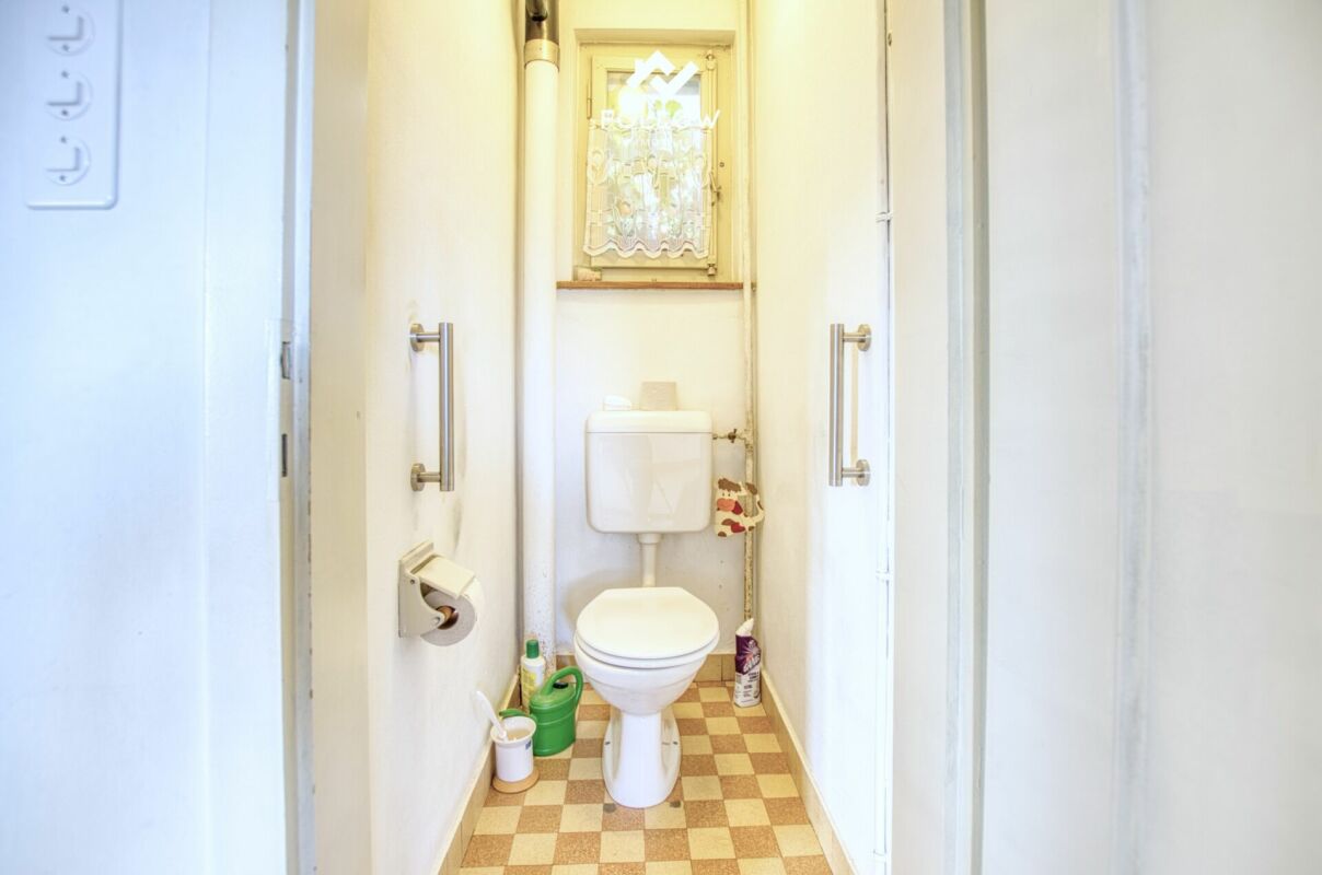 Schmale WC-Nische mit Standtoilette