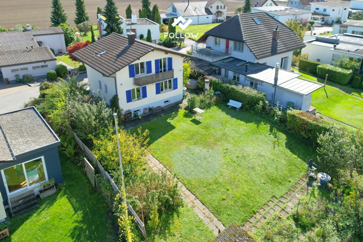 Luftaufnahme eines Wohnhauses mit Garten