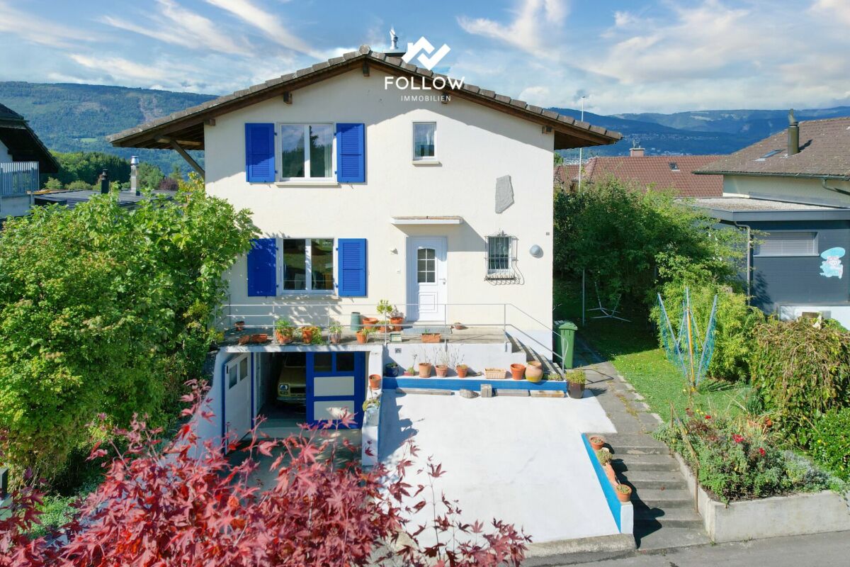 Einfamilienhaus mit Garten und Bergblick