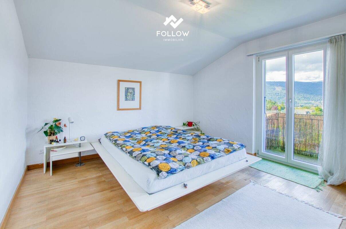 Helles Schlafzimmer mit Balkonblick