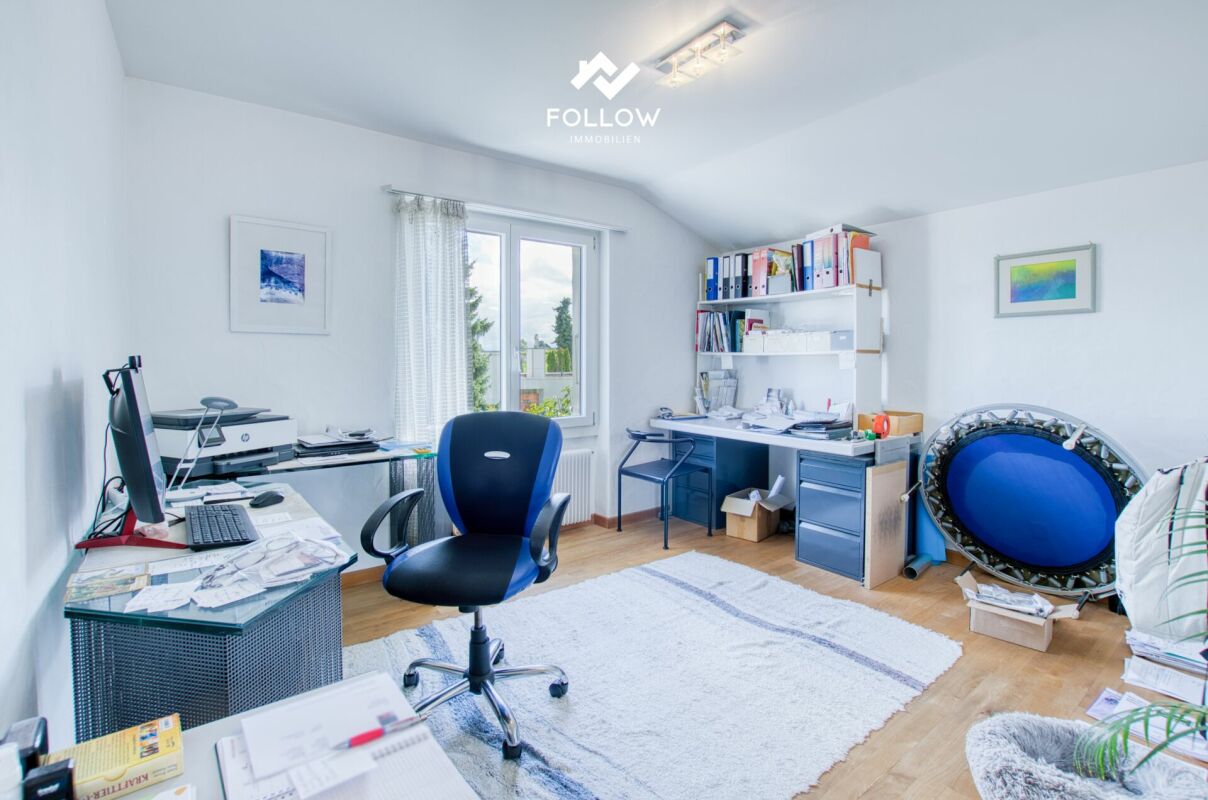 Heller Arbeitsraum mit Dachschräge