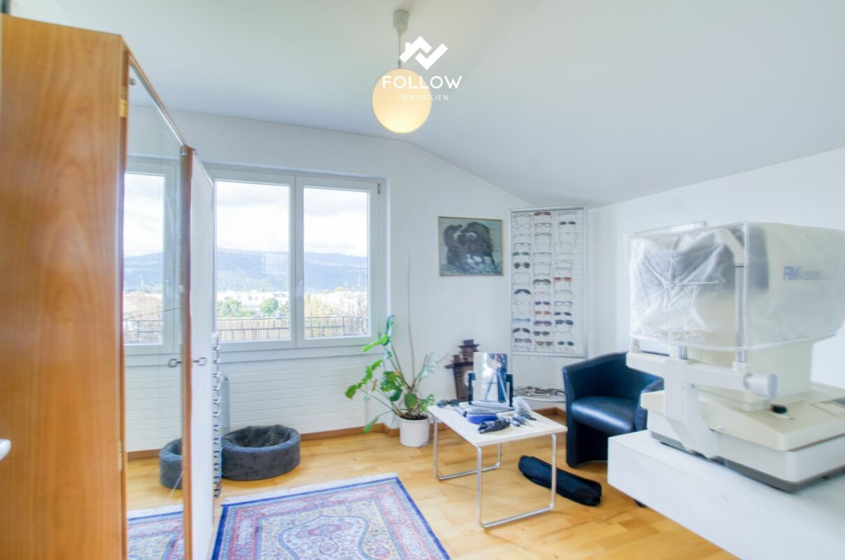 Helles Arbeits- bzw. Ankleidezimmer