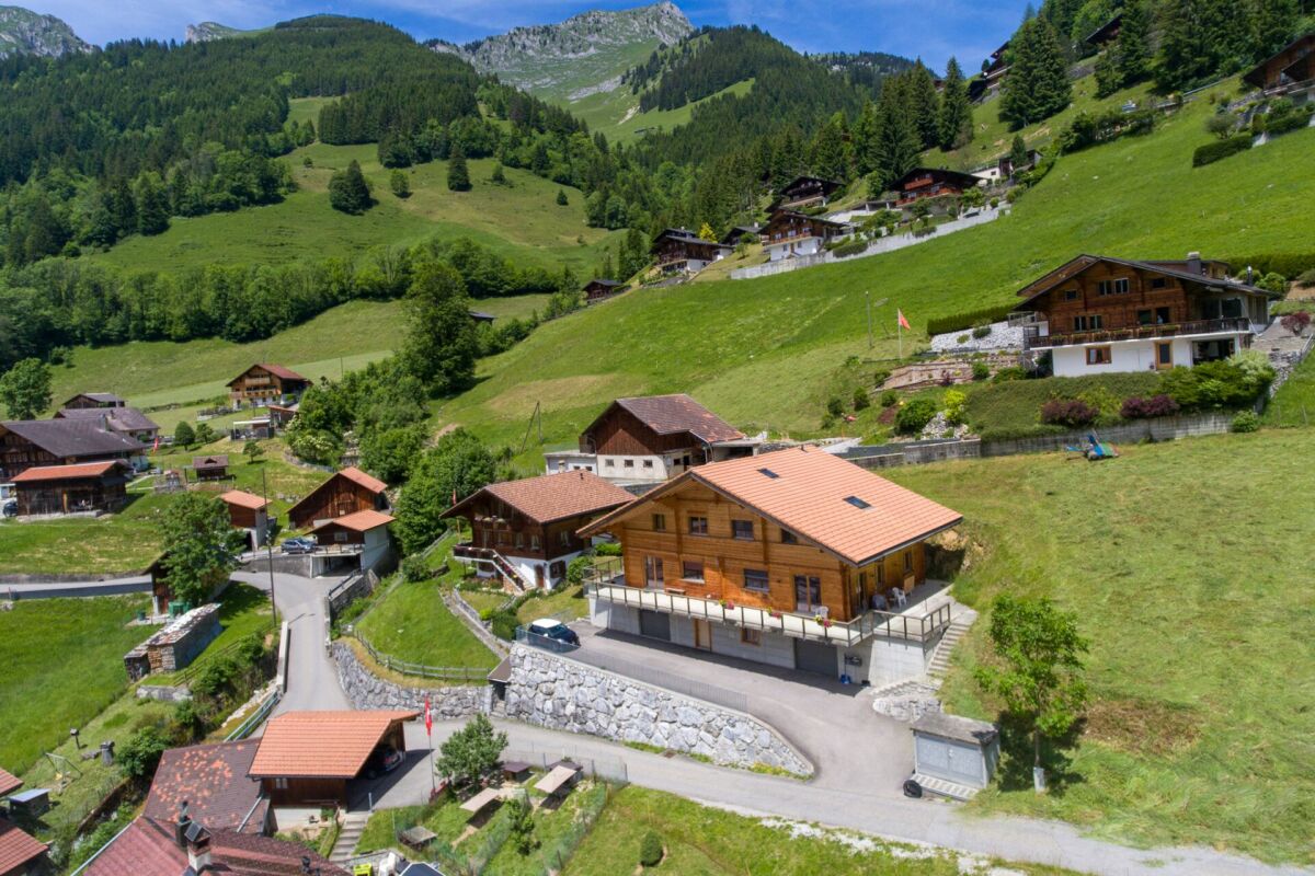 Alpine Häuserlandschaft mit Chalets