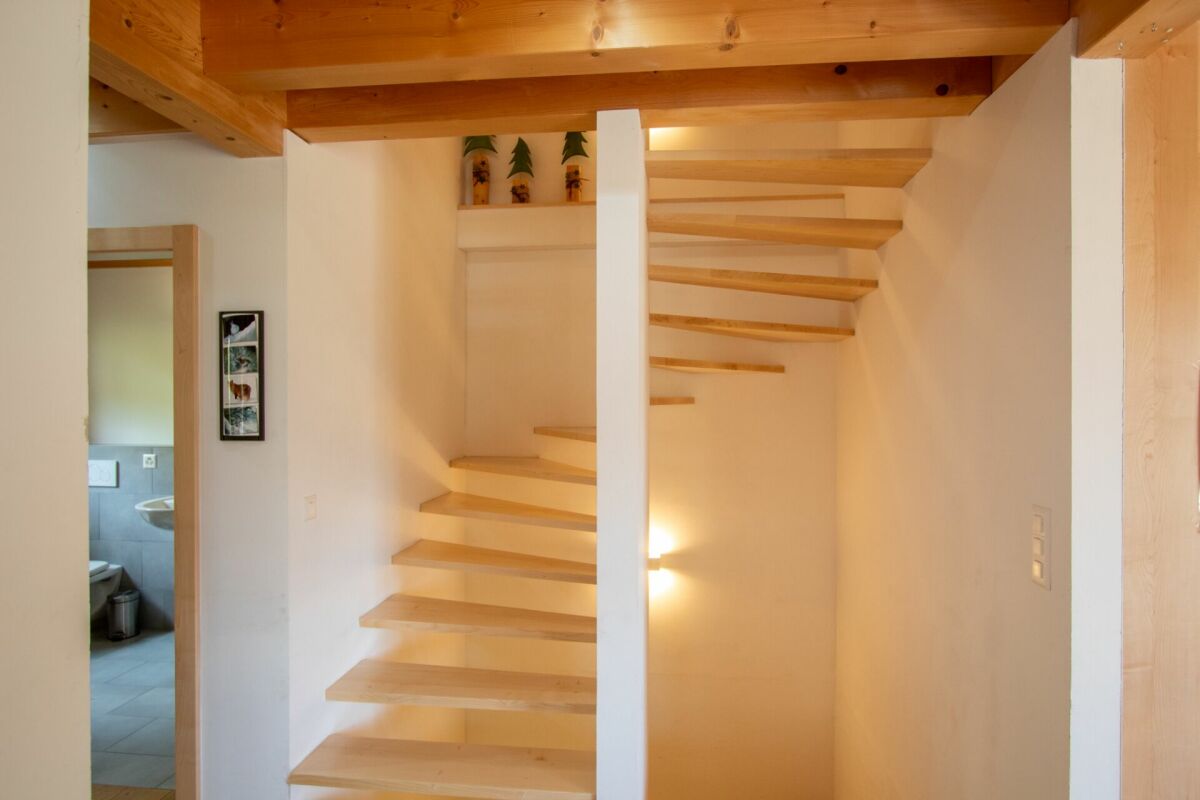 Treppenhaus mit Holzstufen