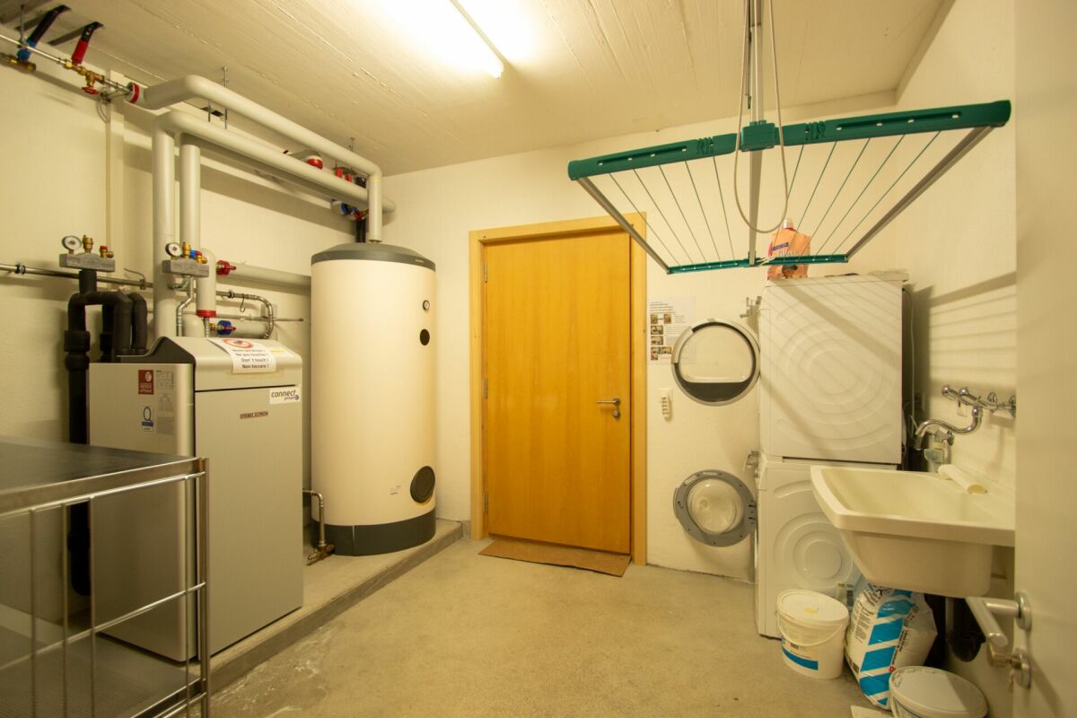 Hauswirtschafts- bzw. Technikraum mit Waschbereich