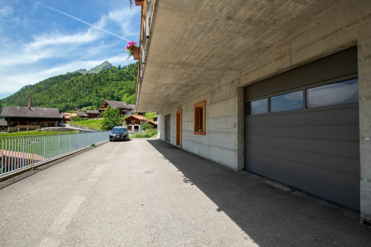 Außenzufahrt mit Bergkulisse