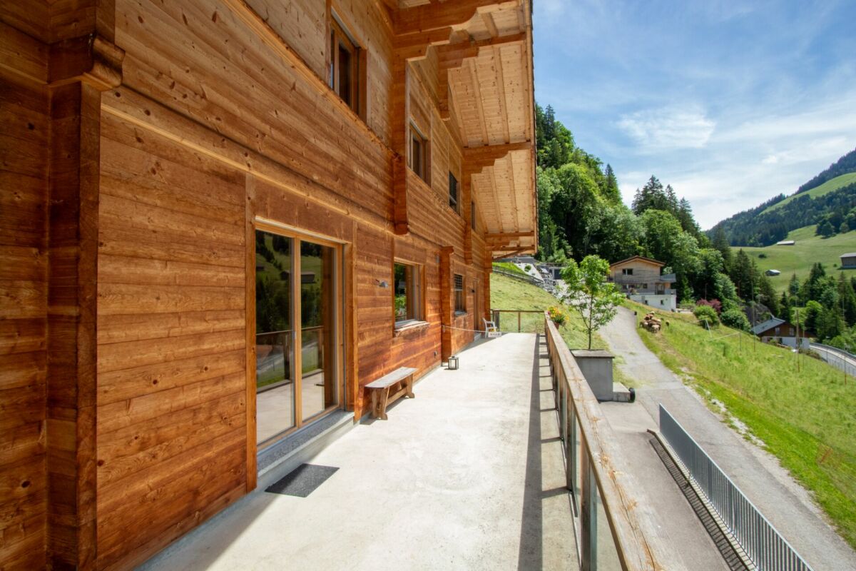 Holzbalkon mit Alpenblick