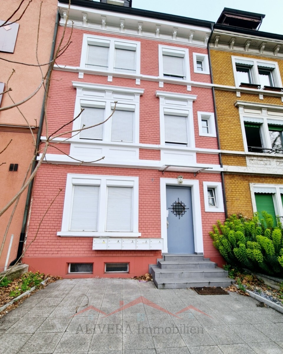 Städtische Reihenhausfassade mit Eingang