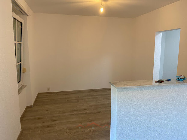 Leerer Wohnraum mit Theke