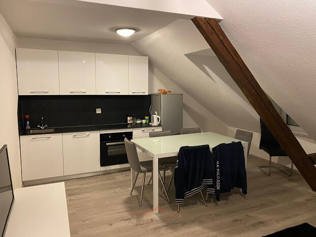 Kleine Dachgeschossküche mit Essbereich