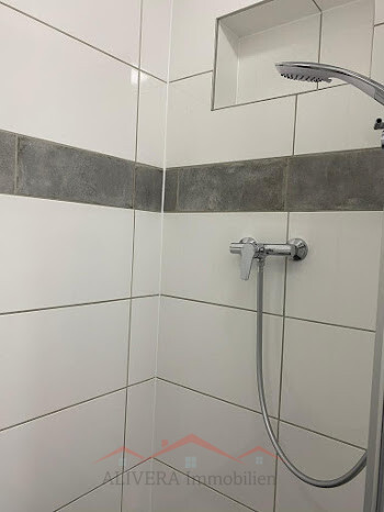 Badezimmerdetail mit Dusche