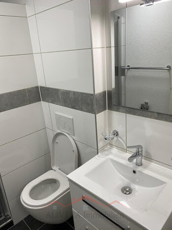 Kleines modernes Bad mit WC und Waschbecken