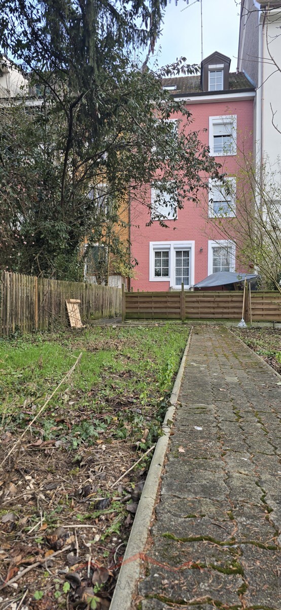 Hintergarten eines Wohnhauses mit Zuwegung