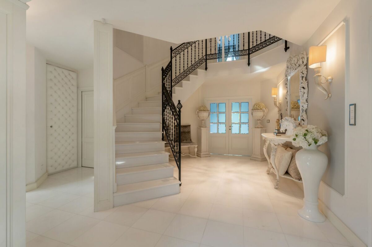 Elegante Eingangshalle mit Treppe