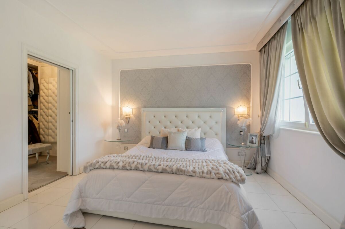 Elegantes Schlafzimmer mit Ankleide