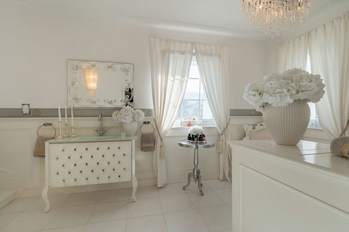 Elegantes helles Badezimmer