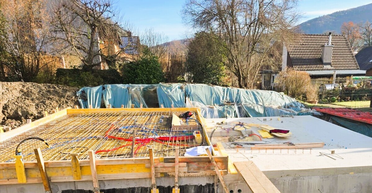 Baustelle eines Hauses mit Bodenplatte und Rohbauvorbereitung