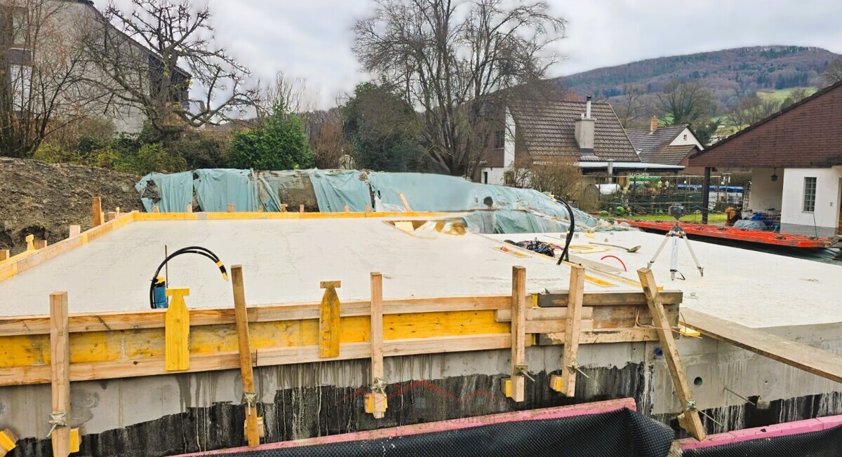 Baustelle eines Fundaments mit Abdichtung und Schalung