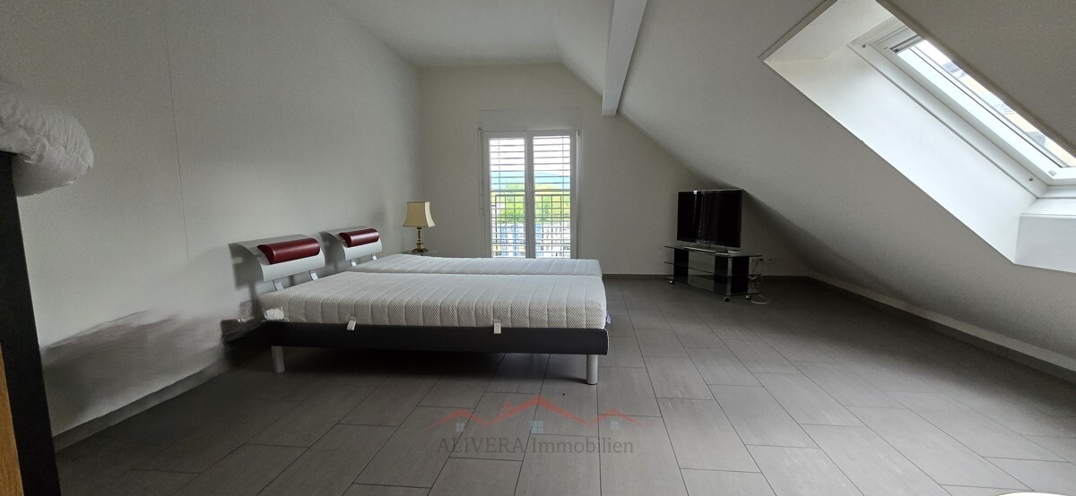 Dachgeschoss-Schlafzimmer mit Dachfenster