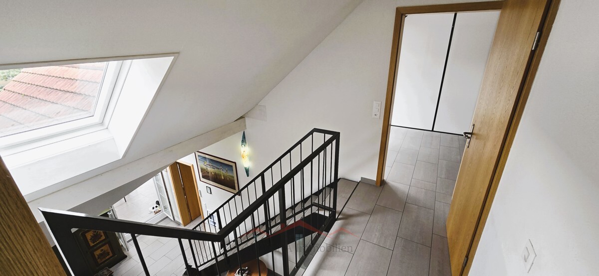 Dachgeschoss-Flur mit Treppe