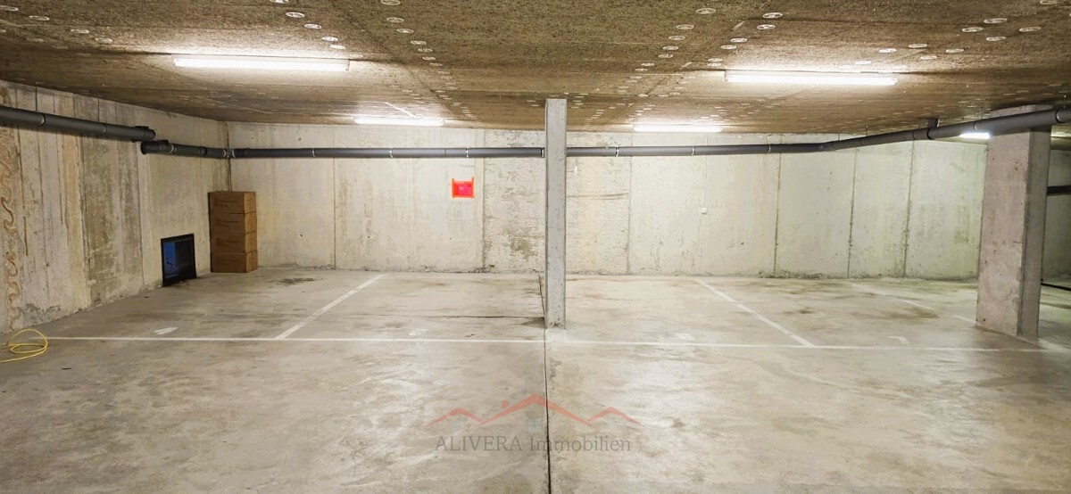 Tiefgarage mit Betonwänden und Stellplätzen