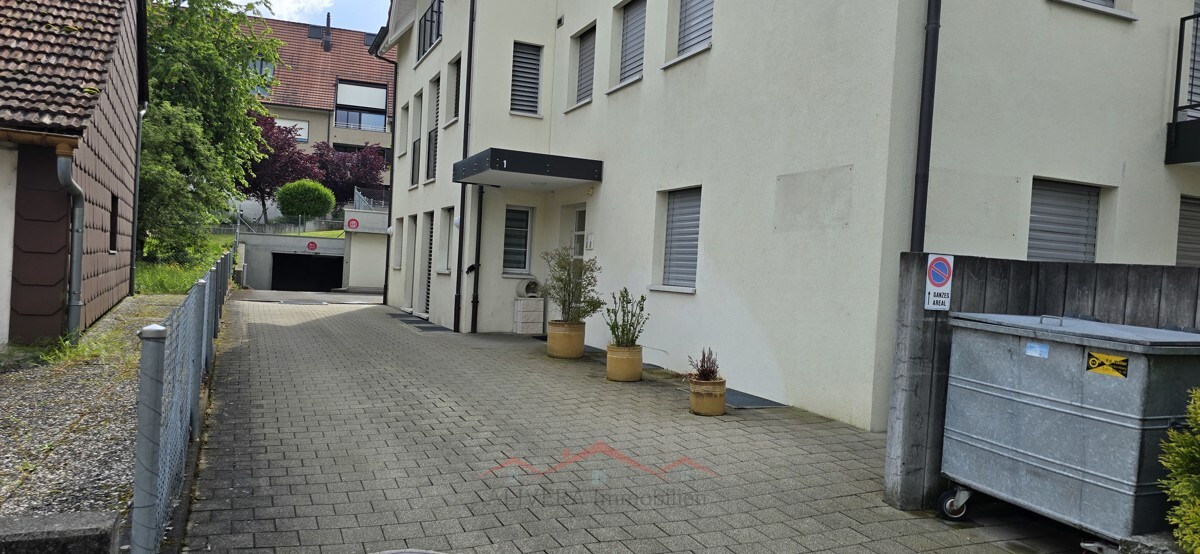 Zufahrt und Eingangsbereich eines Mehrfamilienhauses