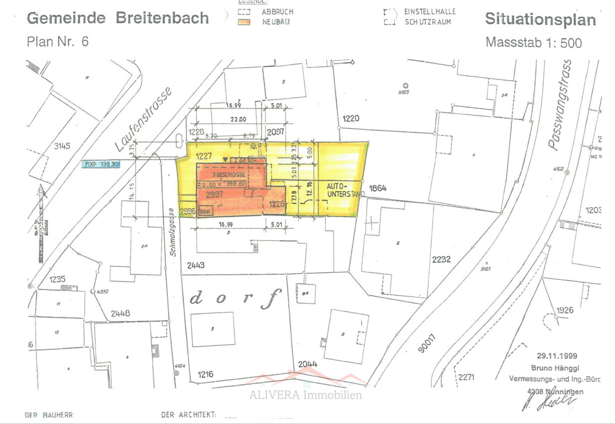 Situationsplan eines Grundstücks mit markiertem Neubau und Auto-Unterstand