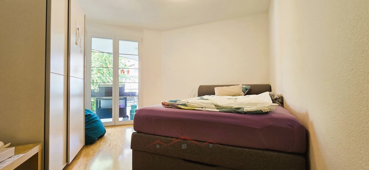 Helles Schlafzimmer mit Balkonzugang