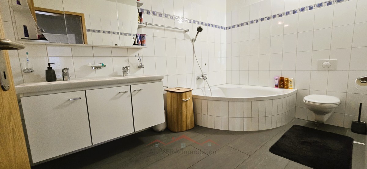 Modernes Badezimmer mit Eckbadewanne und Waschtisch