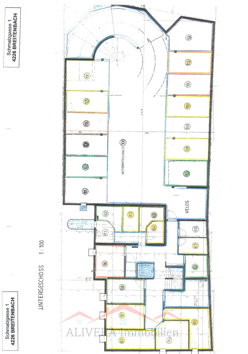 Grundriss eines Mehrgeschossobjekts mit Autoabstellhalle und Kellerbereichen